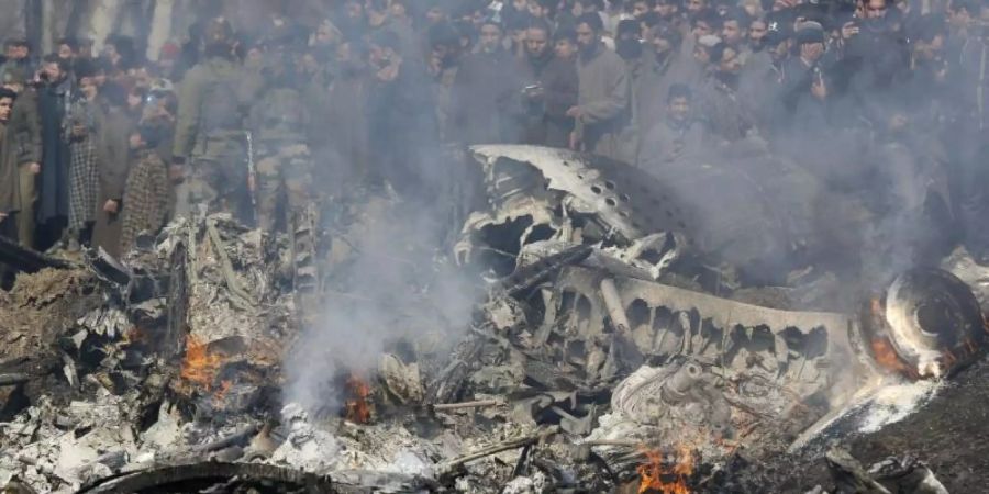 Kaschmirische Dorfbewohner versammeln sich bei den Trümmern eines indischen Kampfflugzeuge im Bezirk Budgam im indischen Teil Kaschmirs. Foto: Mukhtar Khan/AP