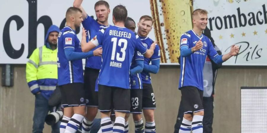 Bielefelds Torschütze Fabian Klos (2.v.l) feiert seinen Treffer zum 1:0 mit seinen Mitspielern. Foto: Friso Gentsch