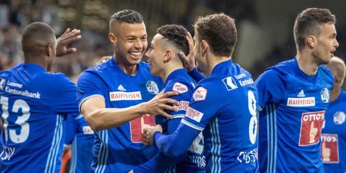 Die Luzerner feiern das Tor von Ruben Vargas (m) zum 1:0 gegen den FCZ. FC Luzern FCZ