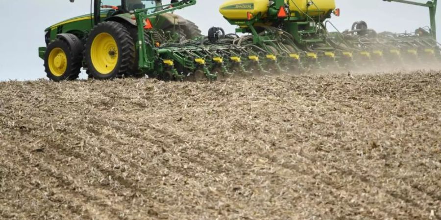Ein Landwirt pflanzt Sojabohnen auf einem Feld. Mit einem milliardenschweren Hilfspaket will die US-Regierung amerikanische Bauern unterstützen, die unter dem Handelskrieg mit China leiden. Foto: Nati Harnik/AP