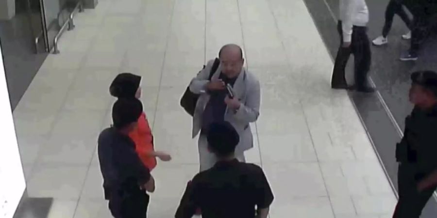 Kurz nach der Gift-Attacke: Eine Überwachungskamera zeigt Kim Jong Nam (graue Jacke) auf dem Flughafen von Kuala Lumpur (Malaysia). Foto: Kuala Lumpur Airport/Fuji TV/AP