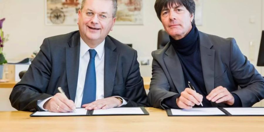 Reinhard Grindel (l) hatte ohne Not den Vertrag mit Bundestrainer Joachim Löw verlängert. Foto: Simon Hofmann/Bongarts