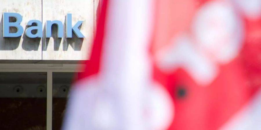 Verdi-Fahne vor einer Bank. Die Gewerkschaft hat Bankenwarnstreiks angekündigt. Foto: Jochen Lübke