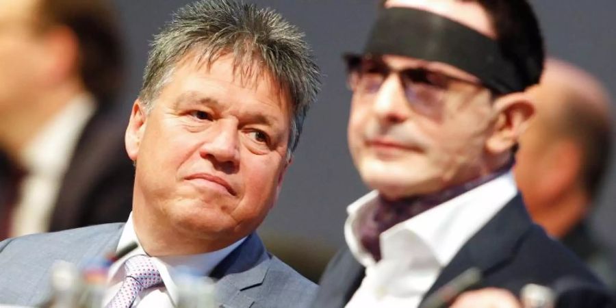 Uwe Tigges (l), Vorstandsvorsitzender der Innogy AG, und Bernhard Günther, der durch einen Säureanschlag vor einem Jahr verletzte Finanzvorstand der Innogy AG, auf der Hauptversammlung. Foto: Roland Weihrauch