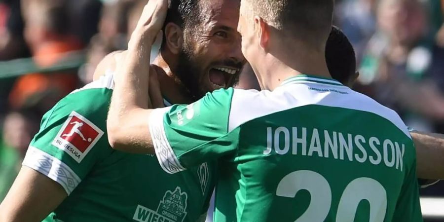 Oldie but Goldie: Aron Johannsson(r) feiert Werder-Legende Claudio Pizarro. Foto: Carmen Jaspersen