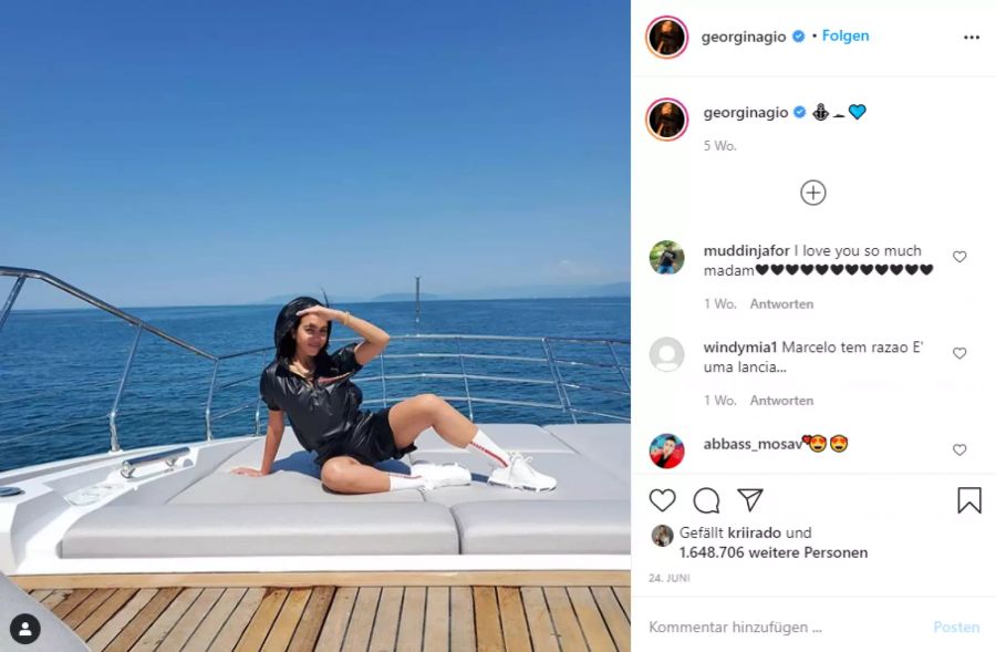 Georgina scheint die Zeit auf dem Meer zu geniessen.