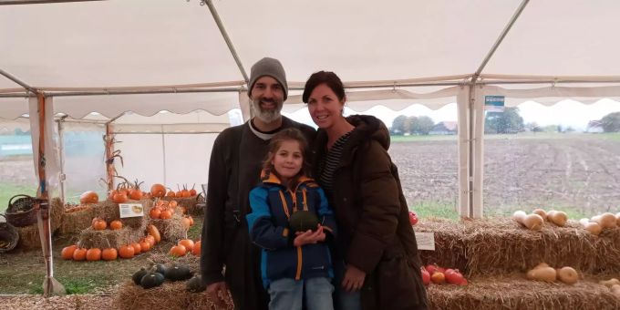 Familie Bienz: Peter und Miriam Bienz mit Tochter Ida. Kürbisse Wabern