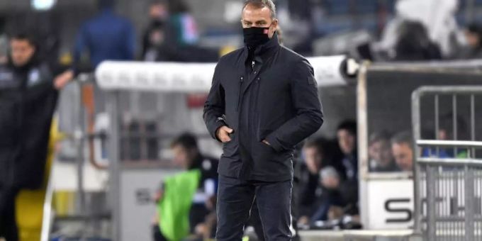 War bei Bayern-Sieg in Bielefeld wohl etwas zu warm angezogen: Trainer Hansi Flick. Foto: Martin Meissner/AP-Pool/dpa