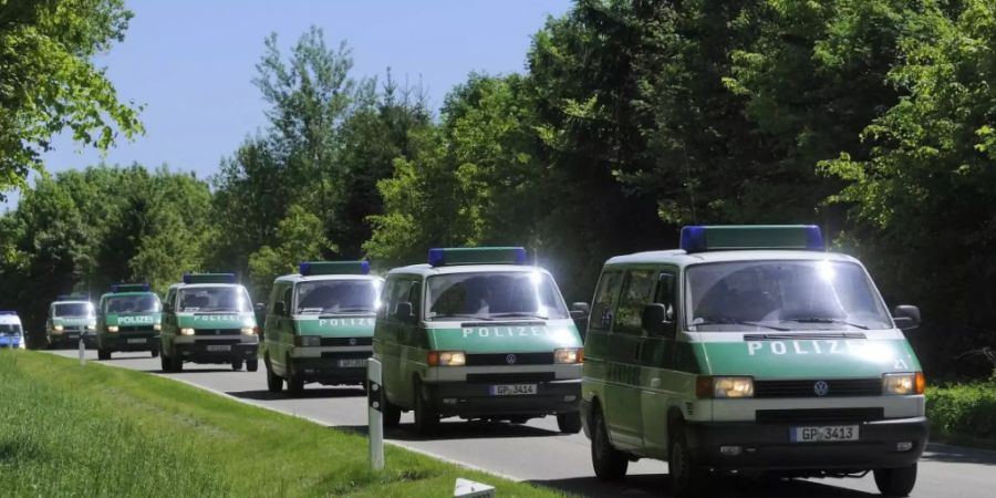 Bei einem Zusammenstoss zwischen einem Auto und einem Lastwagen nahe Meersburg am Bodensee sind am Freitagmorgen drei Personen mit Wohnsitz in Schaffhausen tödlich verletzt worden. (Symbolbild)