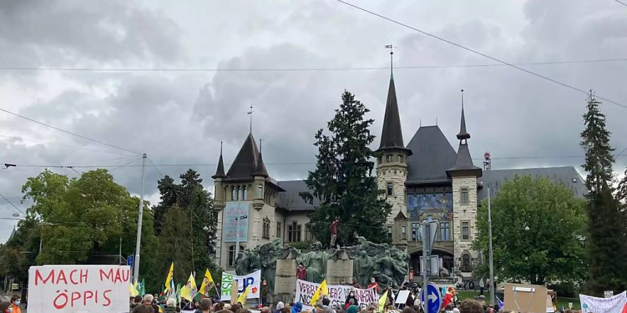 «Mach mau öppis»: Die Demonstration auf dem Helvetiaplatz in Bern steht auch im Zeichen eines weltweiten Klimaprotesttages.