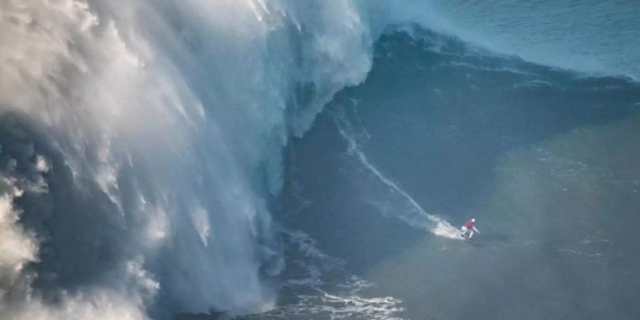 Surf-Weltrekord: Maya Gabeira bricht ihren eigenen Rekord für die grösste jemals von einer Frau gesurfte Welle. Foto: Wsl/Zuma Press/dpa