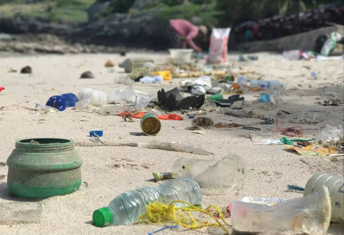 Plastikmüll liegt am Strand von Ko Sichang, einer Insel im Golf von Thailand. Plastikmüll
