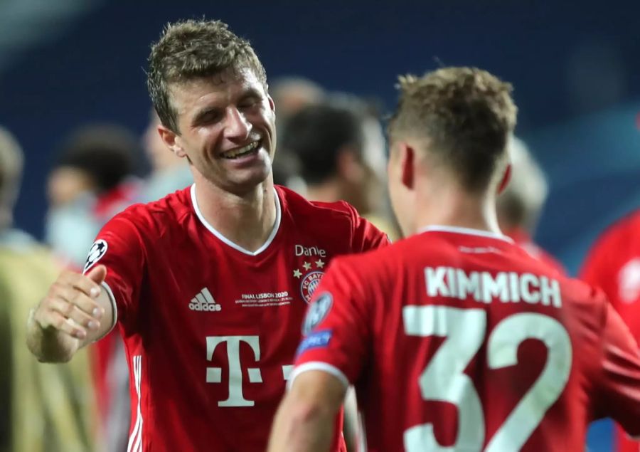 Thomas Müller herzt nach Spielschluss seinen Teamkollegen Joshua Kimmich.