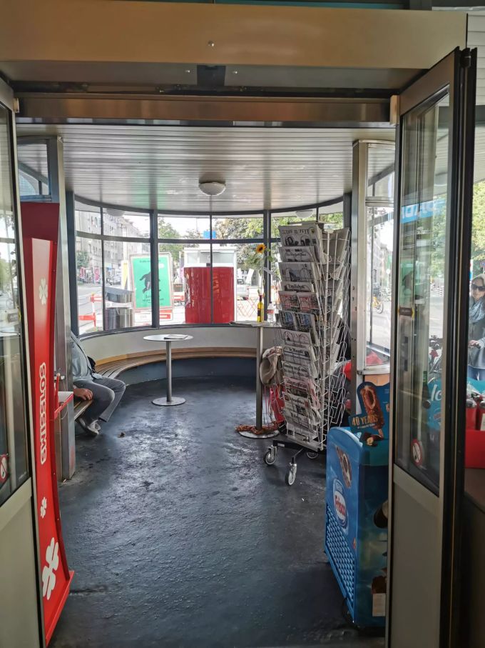 Die Sicht vom Kiosk ins Tram-Wartehaus. Die Kiosk-Frauen wurden von dem Obdachlosen auch schon bedroht. Sicht Kiosk in Tram-Wartehaus.