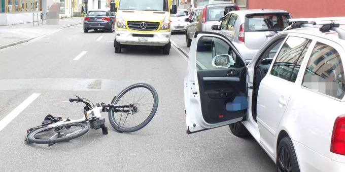 E-Bikefahrer prallt in geöffnete Autotür. E-Bikefahrer prallt in geöffnete Autotür