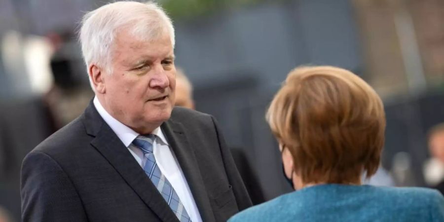 Bundeskanzlerin Angela Merkel und Horst Seehofer, Bundesminister für Inneres, Heimat und Bau, unterhalten sich beim Festakt zum 70-jährigen Bestehen des Zentralrats der Juden. Merkel und Seehofer sind sich nach Angaben Seehofers im Flüchtlingskompromiss schnell einig gewesen. Foto: Bernd von Jutrczenka/dpa Pool/dpa