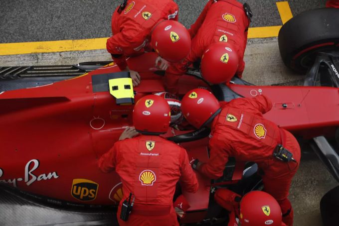 Vier Mechaniker versuchen, das Problem mit dem Sicherheitsgurt zu lösen. Charles Leclerc