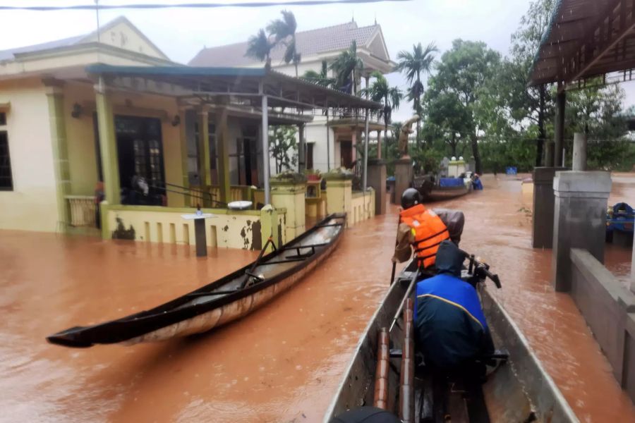 Vietnam überschwemmung dorf rettungskräfte