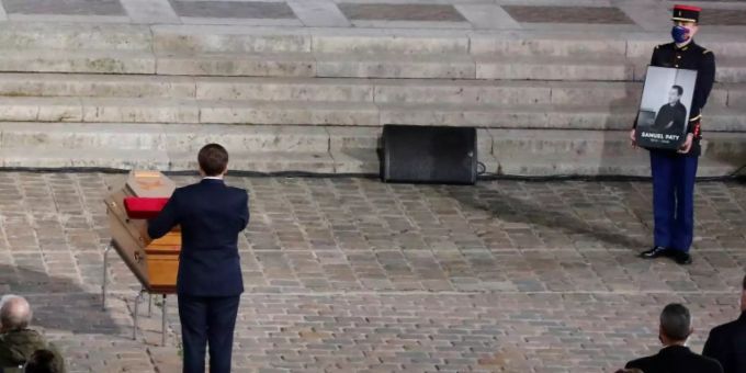 Frankreichs Präsident Emmanuel Macron am Sarg des ermordeten Lehrers Macron
