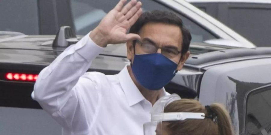 Martin Vizcarra, Präsident von Peru winkt, nach seiner Rede vor dem Kongress, den Reportern zu. Foto: Rodrigo Abd/AP/dpa