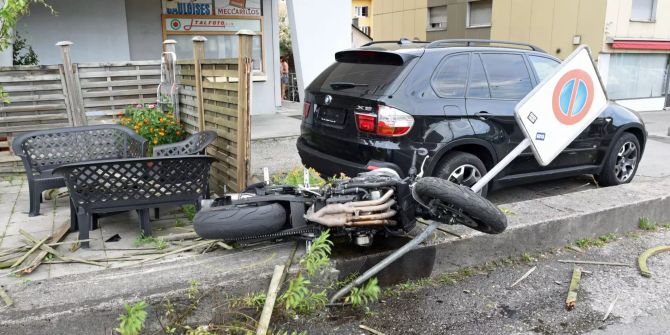 Zwei Personen bei Motorradunfall erheblich verletzt