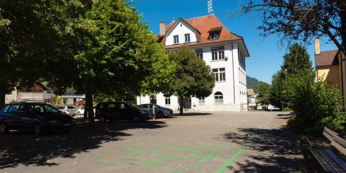 Schulhaus Oberdorf – Oberbuchsiten. Schulhaus Oberdorf – Oberbuchsiten.