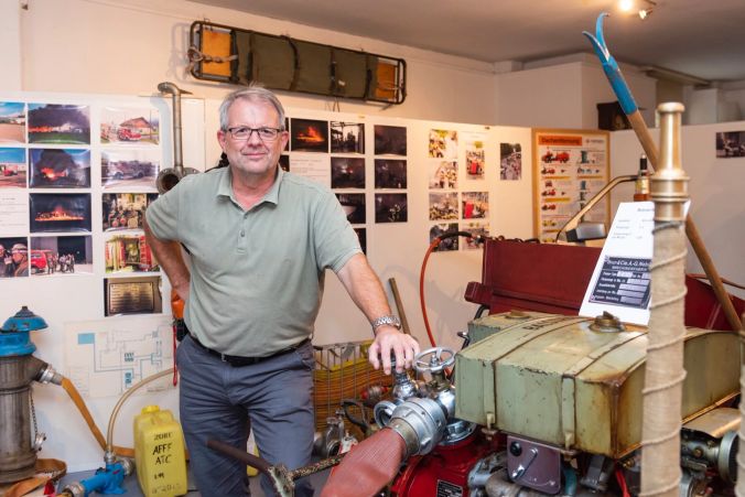 Feuerwehrveteran Hanspeter Linder hat die Ausstellung tatkräftig mitgestaltet.