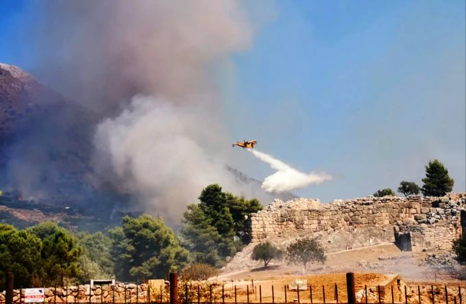 Ein Flugzeug ist während eines Waldbrandes in der archäologischen Stätte Mykene im Einsatz. Waldbrand Griechenland