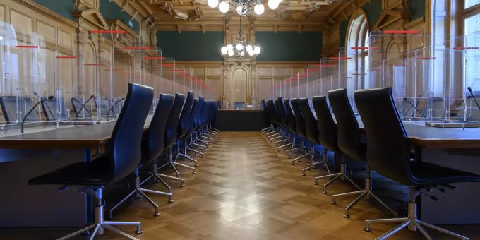 Plexiglas trennt die verschiedenen Arbeitsplätze während der Coronavirus-Krise im Kommissionzimmer 3, im Bundeshaus in Bern. BUNDESHAUS, PARLAMENt