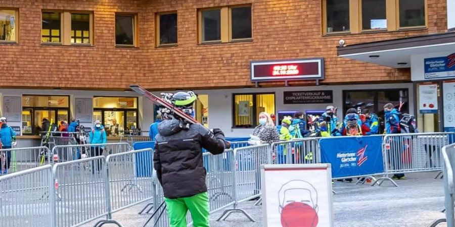 Schilder weisen darauf hin, dass der Zugang zu den Aufzügen der Gletscherbahn in Hintertux nur mit Mund-Nasen-Schutz gestattet ist. Foto: Expa/ Johann Groder/APA/dpa