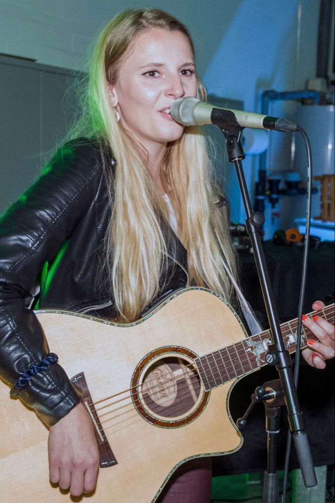 Singer-Songwriterin  Fabienne Hostetter