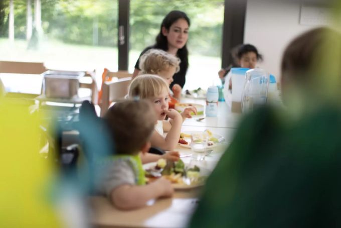 Kinder und Betreuungspersonal der Kita 6e der Stiftung GFZ beim gemeinsamen Mittagessen, aufgenommen am 9. Juli 2020 in Zürich. Kita Mitagessen Maskenpflicht