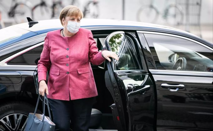 Bundeskanzlerin Angela Merkel (CDU) kommt mit Mund-Nasen-Schutz zur Sitzung der CDU/CSU-Bundestagsfraktion am Bundestag an. CDU/CSU-Fraktionssitzung