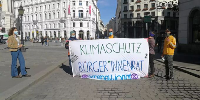 Vorbild Schweiz - Klima-Aktivisten besetzen Platz vor Hofburg in Wien