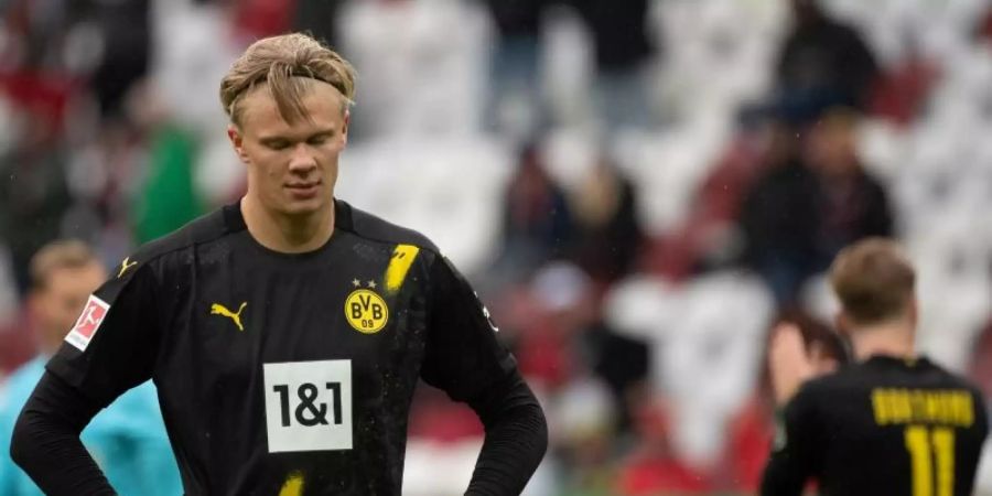 Auch BVB-Stürmer Erling Haaland war nach der Niederlage in Augsburg enttäuscht. Foto: Matthias Balk/dpa