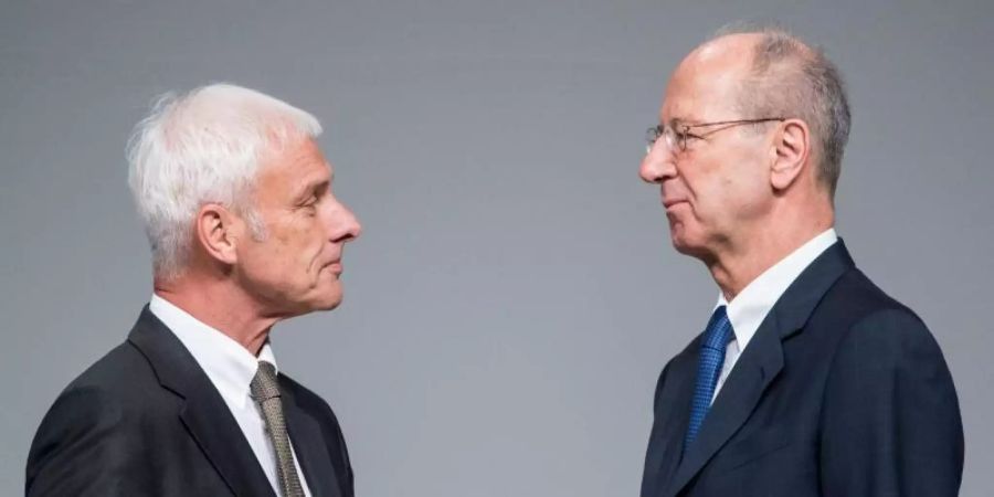 Matthias Müller (l), ehemaliger Vorstandsvorsitzender der Volkswagen AG, und Hans Dieter Pötsch, Vorsitzender des VW-Aufsichtsrates, stehen sich vor Beginn der Hauptversammlung der Volkswagen AG gegenüber. Foto: picture alliance / Silas Stein/dpa