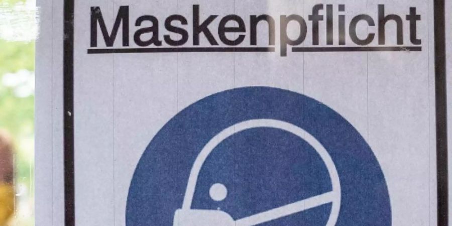 Ein Plakat in Berlin mit der Aufschrift «Maskenpflicht». Foto: Kay Nietfeld/dpa