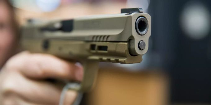 Ein Rentner aus Südfrankreich schiesst auf eine ehemalige Krankenschwester. Waffe von Smith & Wesson