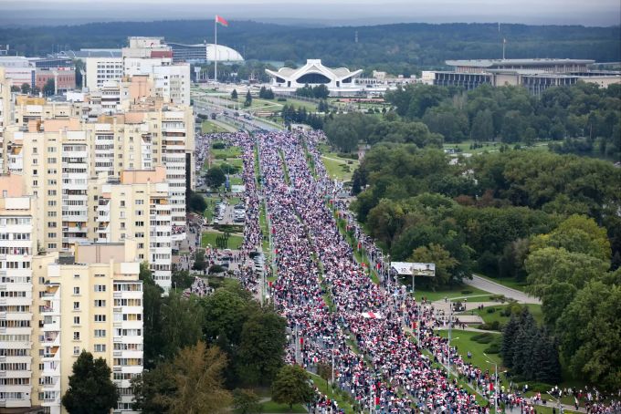 Unterstützer der belarussischen Opposition gehen im Rahmen eines Protests zum Palast der Unabhängigkeit. Proteste in Belarus