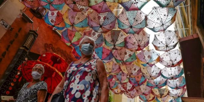 Zwei Frauen im südfranzösischen Nizza tragen Atemschutzmasken. nizza coronavirus