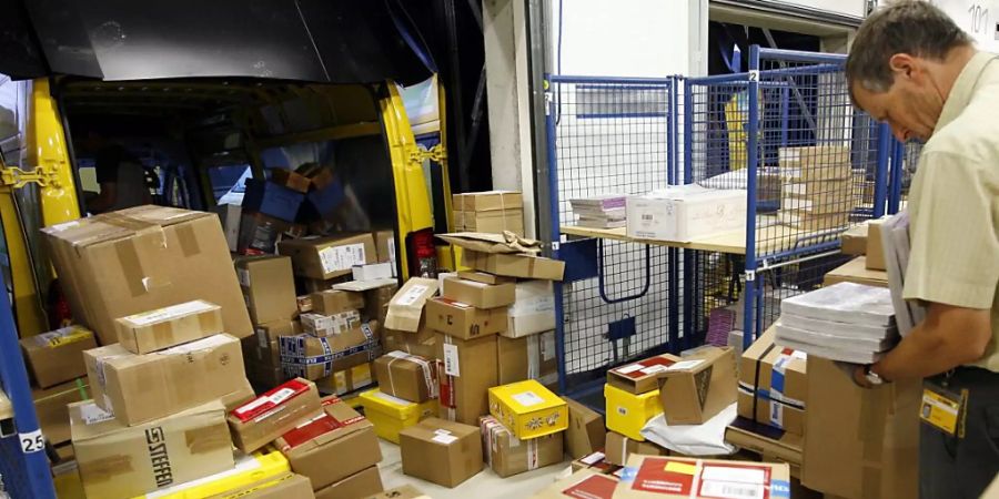 Während der Coronakrise lief der Onlinehandel in der Schweiz auf Hochtouren. Das hat auch den Paketverteilzentren viel Arbeit beschert.(Archivbild)