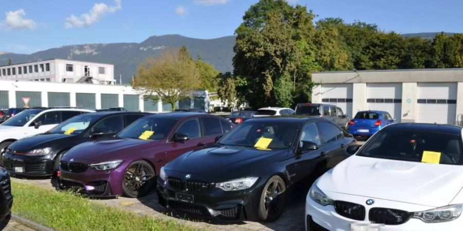 Aus dem Verkehr gezogen: Die von der Kantonspolizei Solothurn sichergestellten Fahrzeuge von Auto-Posern warten auf die Motorfahrzeugkontrolle.