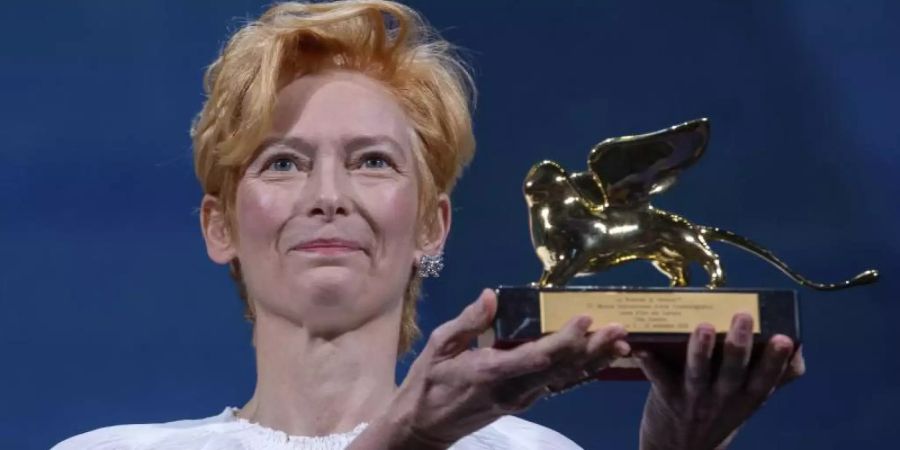 Schauspielerin Tilda Swinton mit dem Goldenen Löwen für ihr Lebenswerk. Foto: Domenico Stinellis/AP/dpa