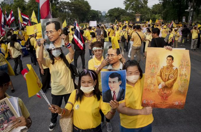 Hunderte Demonstranten sind mit ihrem Thai-König nicht mehr einverstanden. Thai-König