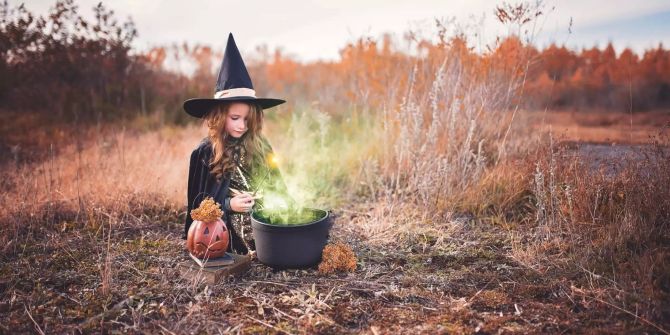 Kostüm für Halloween: Ein Kind als Hexe verkleidet.