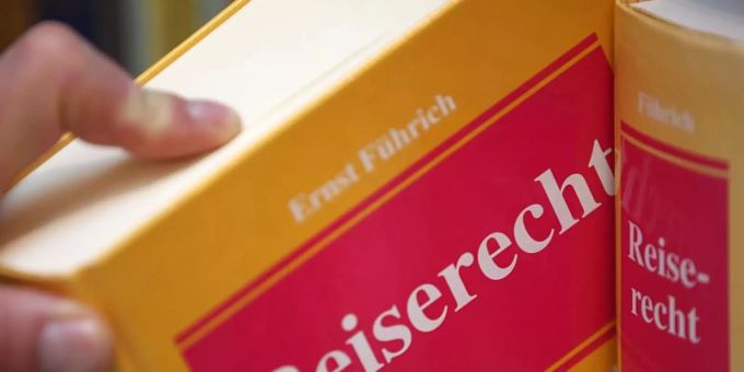 Für stornierte Pauschalreise müssen Reiseveranstalter den Preis erstatten. Erfolgt die Rückzahlung erst nach mehr als 14 Tagen, müssen sie auch die Verzugszinsen übernehmen. Foto: Oliver Berg/dpa Für stornierte Pauschalreise müssen Reiseveranstalter den Preis erstatten. Erfolgt die Rückzahlung erst nach mehr als 14 Tagen, müssen sie auch die Verzugszinsen übernehmen. Foto: Oliver Berg/dpa