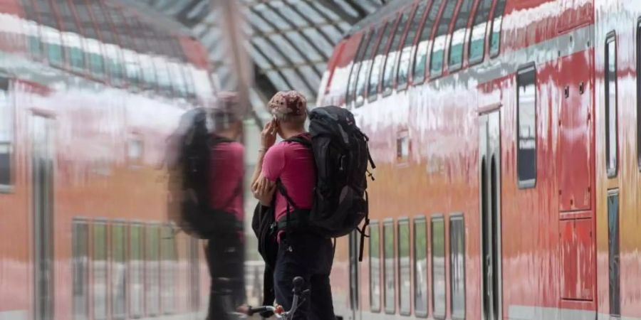 Wer an einem ICE-Bahnhof wartet, kann immer häufiger auf den neuen Mobilfunkstandard 5G zurückgreifen. Foto: Paul Zinken/dpa-Zentralbild/dpa