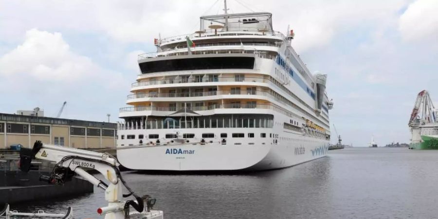 Die Kreuzfahrtreederei Aida Cruises hat ihren Neustart nach der Corona-Zwangspause kurzfristig verschoben. Foto: Bernd Wüstneck/dpa-Zentralbild/dpa