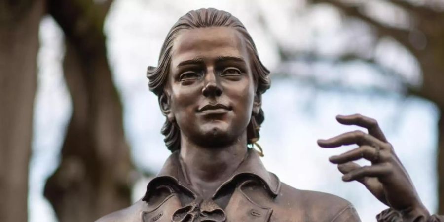 Ein Denkmal von Friedrich Hölderlin in seiner Heimatstadt Nürtingen. Foto: Marijan Murat/dpa