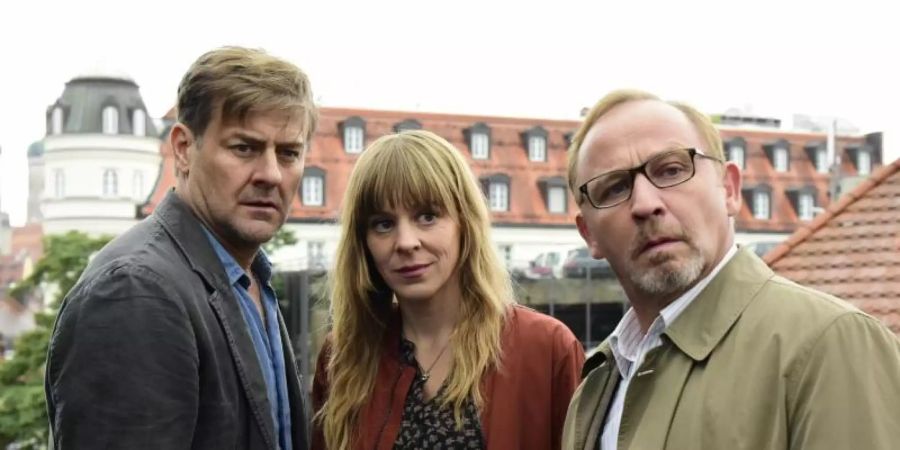 Harald Neuhauser (Marcus Mittermeier, l), Angelika Flierl (Bernadette Heerwagen) und Ludwig Schaller (Alexander Held) bekommen es mit einem toten Callboy zu tun. Foto: Jürgen Olczyk/ZDF/dpa